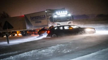 حوادث مرورية وتوقف السير.. الثلوج تشل طريق E4 جنوب السويد بعد 50 اصطداماً